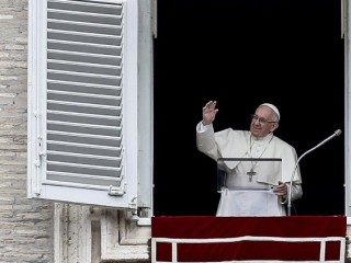 Pope Francis waves to the crowds at the Sunday Angelus 0