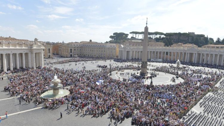 Pope Francis waves to the crowds at the Sunday Angelus 3