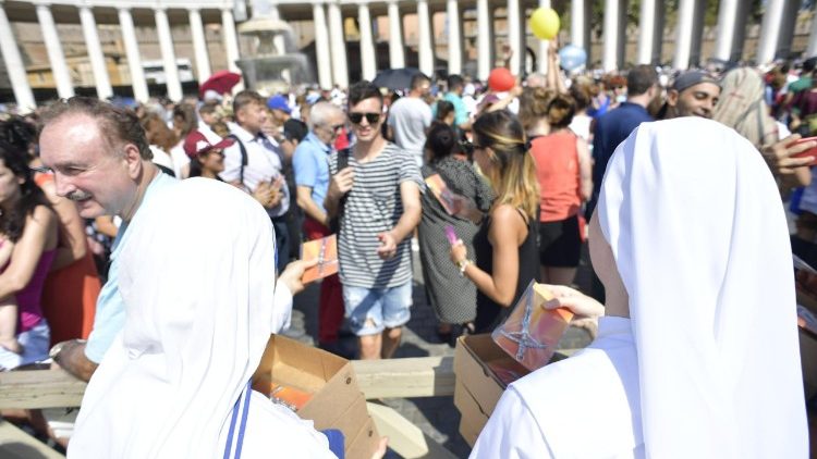 Pope Francis waves to the crowds at the Sunday Angelus 8