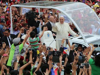 Pope_Francis_greets_youth_pilgrims_at_Santo_Tomas_University_in_Manila