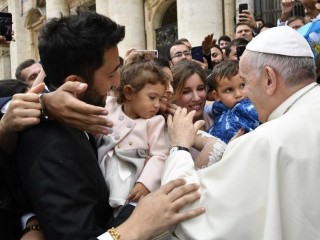 201810117 About 25 thousand Catholics are present in St. Peter's Square 0