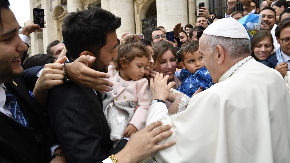 201810117 About 25 thousand Catholics are present in St. Peter's Square 0