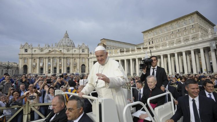 201810117 About 25 thousand Catholics are present in St. Peter's Square 1