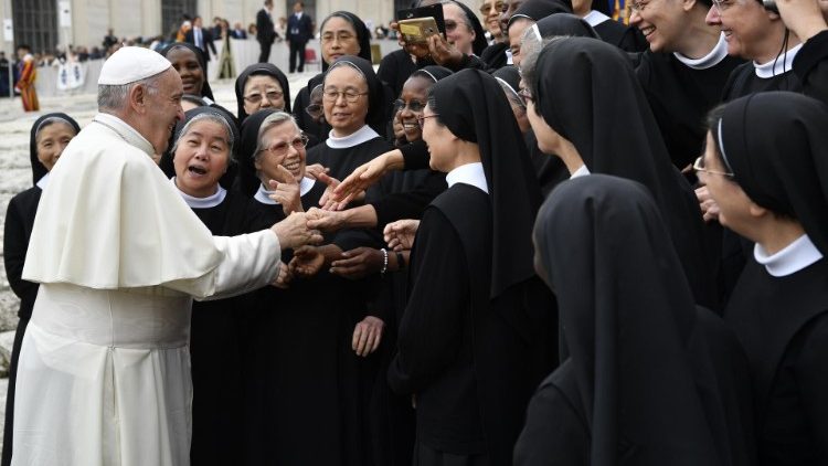 201810117 About 25 thousand Catholics are present in St. Peter's Square 2