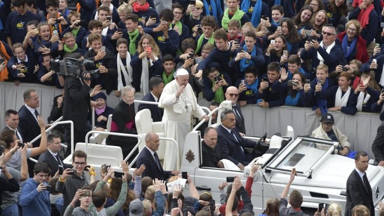 201810117 About 25 thousand Catholics are present in St. Peter's Square 3