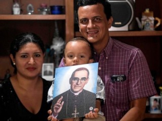 Gia đinh được ơn lạ nhờ lời cầu của thánh Oscar Romero  (AFP or licensors)
