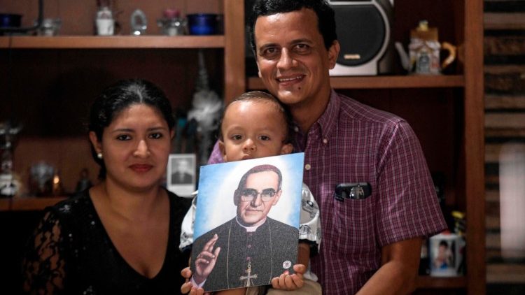 Gia đinh được ơn lạ nhờ lời cầu của thánh Oscar Romero  (AFP or licensors)