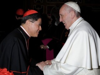 Đức Hồng Y Luis Antonio Tagle trong một buổi gặp Đức Thánh Cha Phanxicô