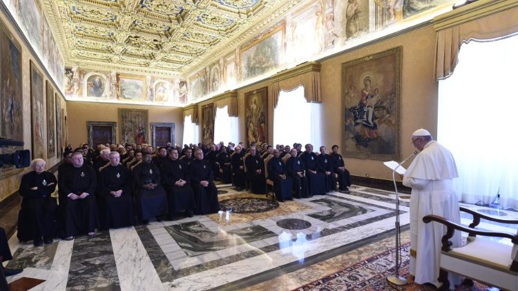 ĐTC tiếp Tổng tu nghị Dòng Thương Khó (Vatican Media)