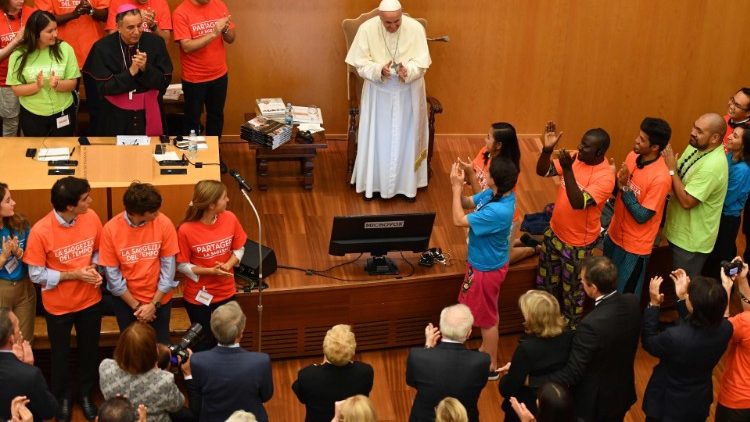 20181024 The Pope meets with the participants of the old-young dialogue
