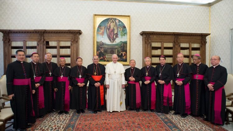 HĐGM Thái Lan trong một chuyến viến thăm Tòa Thánh (Vatican Media)