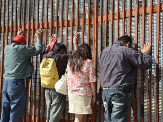 Families_at_US_Mexican_border_Credit_BBC_World_Service_via_Flickr_CC_BY_NC_20_CNA