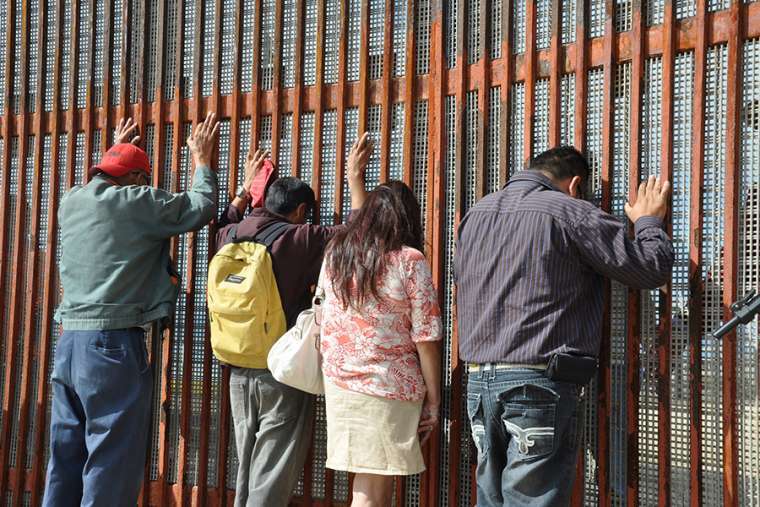 Families_at_US_Mexican_border_Credit_BBC_World_Service_via_Flickr_CC_BY_NC_20_CNA