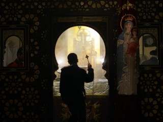 TOPSHOT - Egyptian Coptic Christians celebrate Christmas in Cairo, Egypt, on January 06, 2016. AFP PHOTO / MOHAMED EL-SHAHED / AFP / MOHAMED EL-SHAHED        (Photo credit should read MOHAMED EL-SHAHED/AFP/Getty Images)