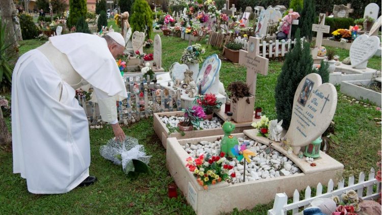 20181103 Pope celebrates Mass at Laurentino Cemetery 1