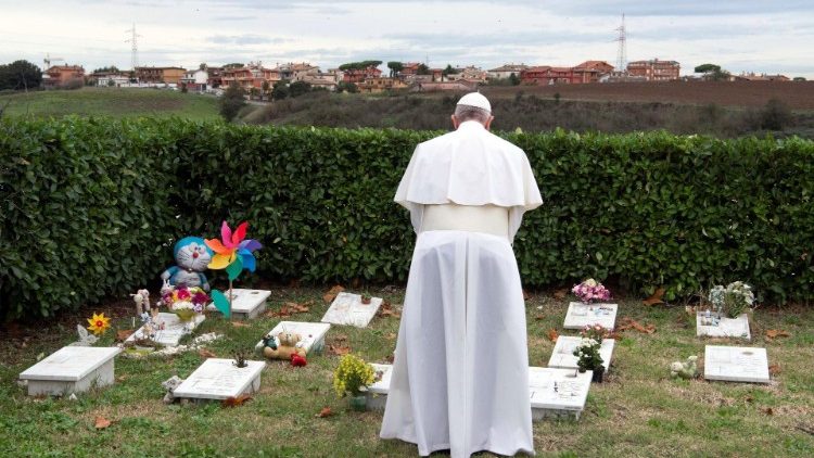 20181103 Pope celebrates Mass at Laurentino Cemetery 2