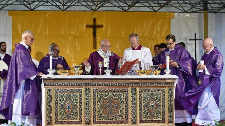 20181103 Pope celebrates Mass at Laurentino Cemetery 4