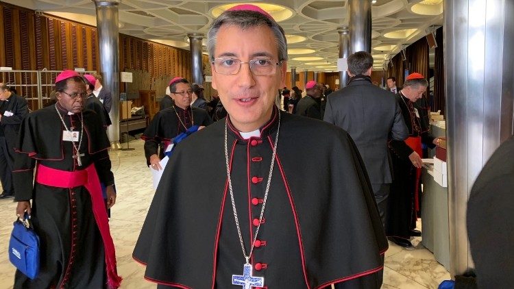 Đức cha José Luis Mumbiela