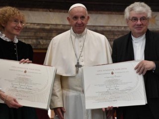 ĐTC Phanxicô trao giải thưởng Ratzinger  (Vatican Media)