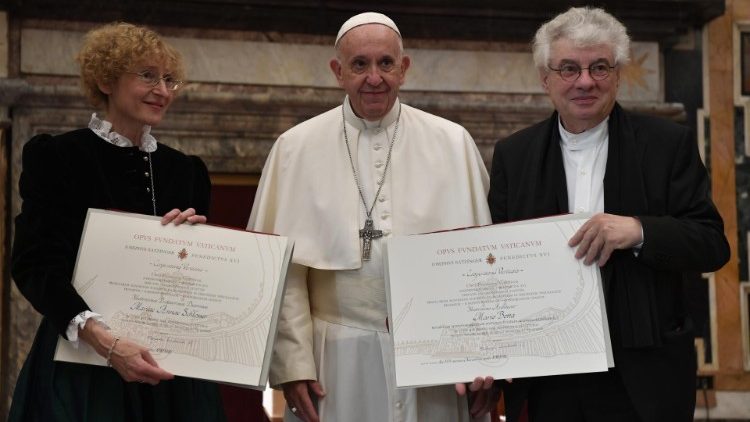 ĐTC Phanxicô trao giải thưởng Ratzinger (Vatican Media)
