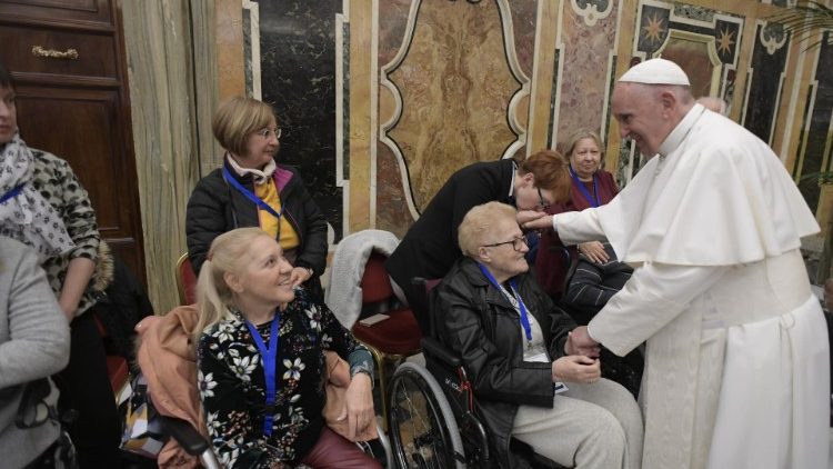 ĐTC tiếp kiến 400 thành viên Phong trào Tông đồ người mù (Vatican Media)