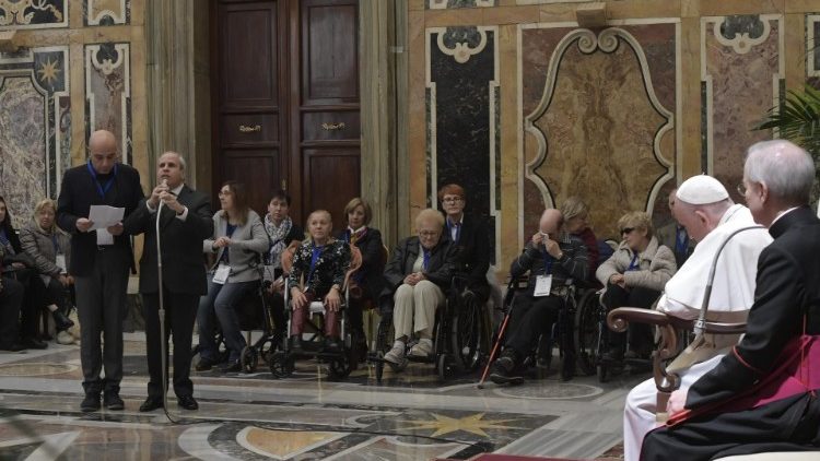 20181117 Pope Francis visited 400 members of the Movement for the Blind 1