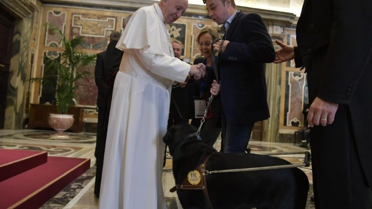 20181117 Pope Francis visited 400 members of the Movement for the Blind 2