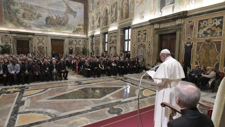 20181117 Pope Francis visited 400 members of the Movement for the Blind 3