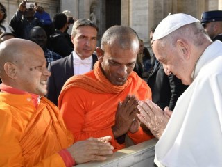 20181121 Pope Francis arrives for the Wednesday General Audience (1)