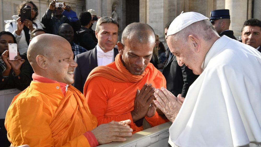 20181121 Pope Francis arrives for the Wednesday General Audience (1)