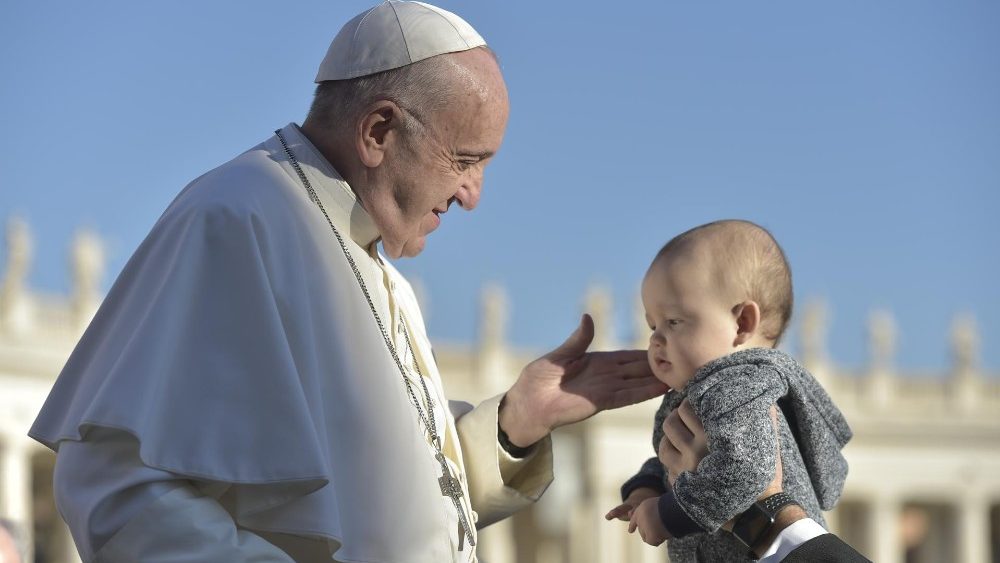 20181121 Pope Francis arrives for the Wednesday General Audience (12)