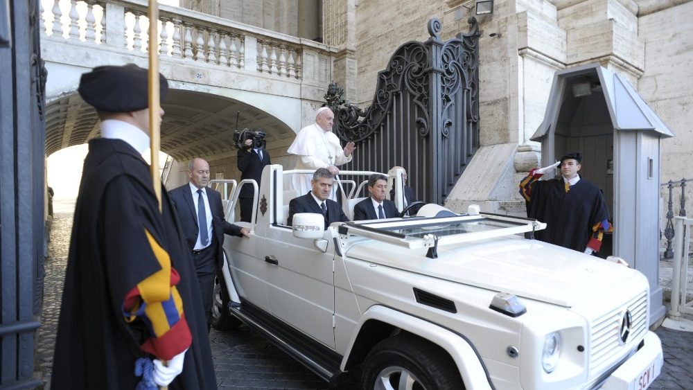 20181121 Pope Francis arrives for the Wednesday General Audience (13)