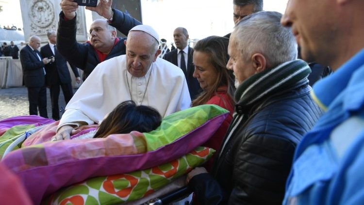 20181121 Pope Francis arrives for the Wednesday General Audience (14)