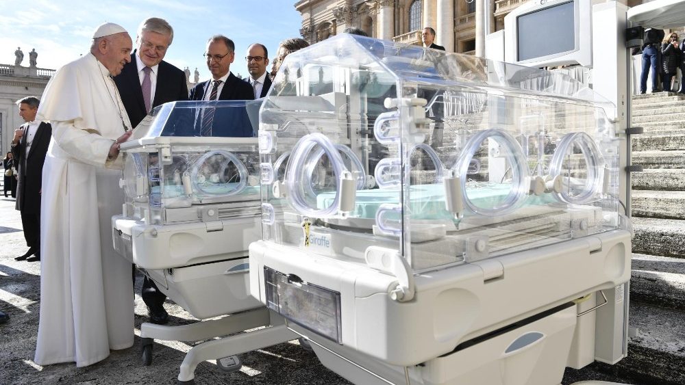20181121 Pope Francis arrives for the Wednesday General Audience (15)