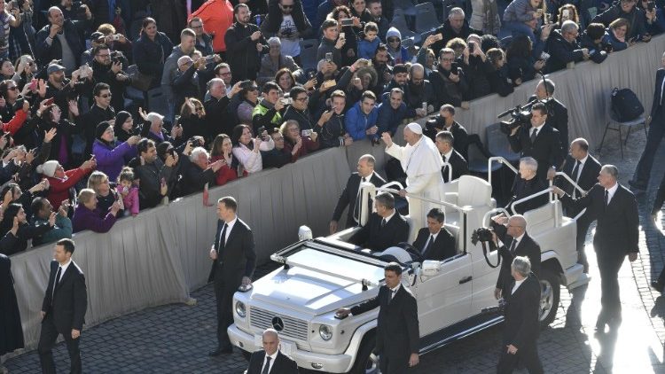 20181121 Pope Francis arrives for the Wednesday General Audience (19)