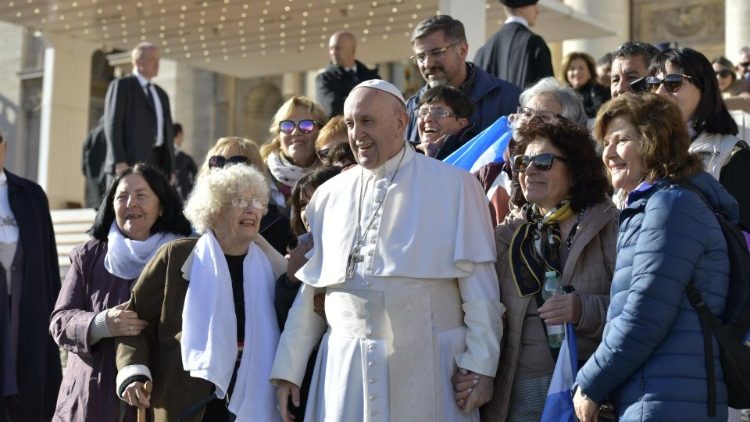 20181121 Pope Francis arrives for the Wednesday General Audience (20)