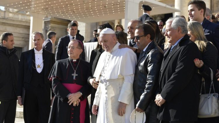 20181121 Pope Francis arrives for the Wednesday General Audience (21)