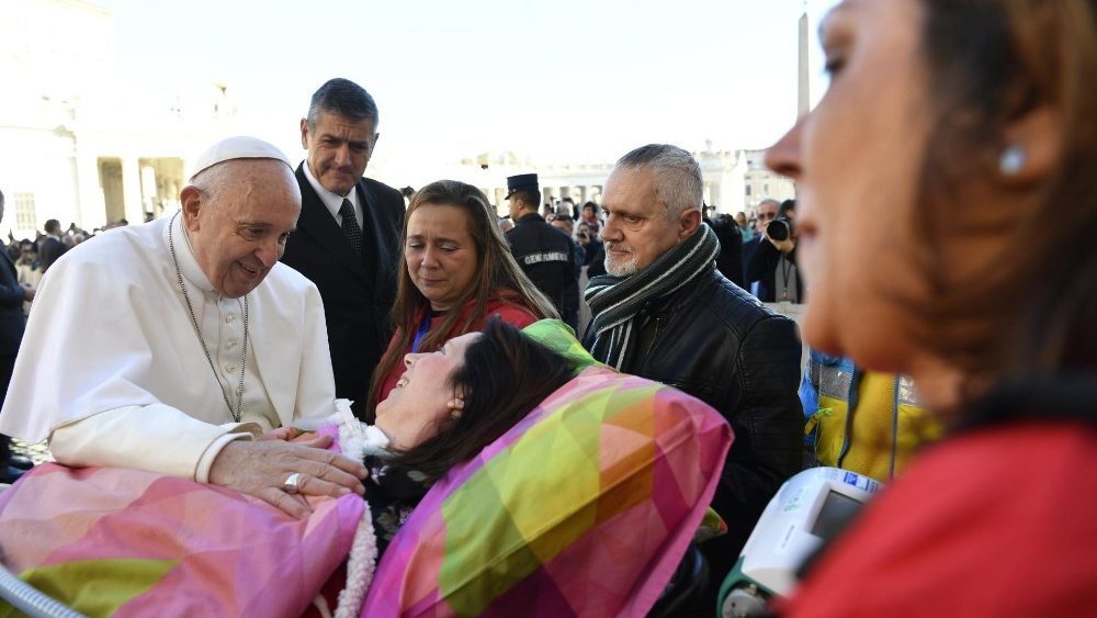 20181121 Pope Francis arrives for the Wednesday General Audience (5)