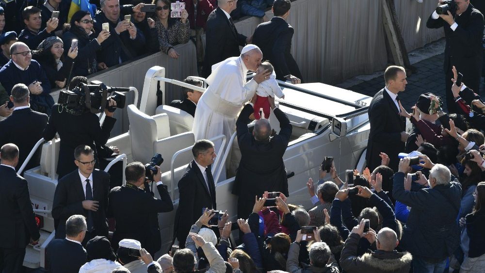 20181121 Pope Francis arrives for the Wednesday General Audience (6)