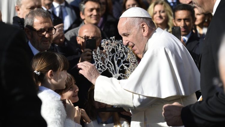 20181121 Pope Francis arrives for the Wednesday General Audience (8)