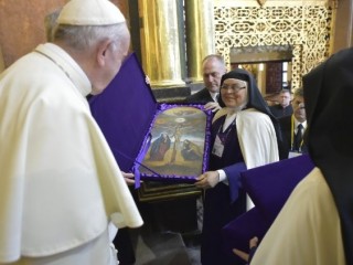 ĐTC gặp các nữ tu chiêm niệm   (Vatican Media)