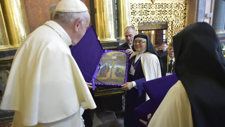 ĐTC gặp các nữ tu chiêm niệm (Vatican Media)