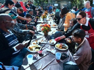 Bữa ăn truyền thống phục vụ người vô gia cư trong dịp Lễ Tạ Ơn của tổ chức truyền giáo Los Angeles  (AFP or licensors)