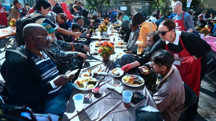 Bữa ăn truyền thống phục vụ người vô gia cư trong dịp Lễ Tạ Ơn của tổ chức truyền giáo Los Angeles (AFP or licensors)
