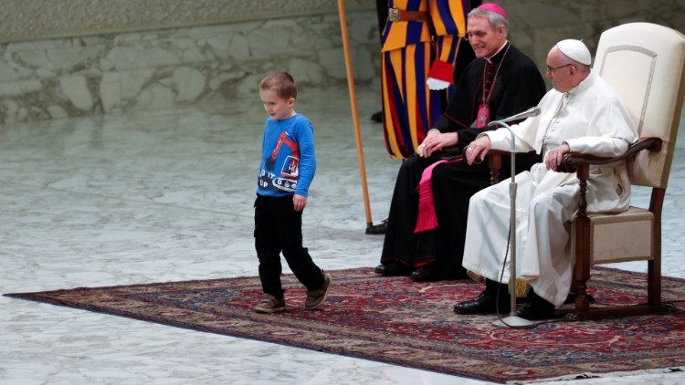 20181128 The Argentine boy was particularly greeted by Francis (1)