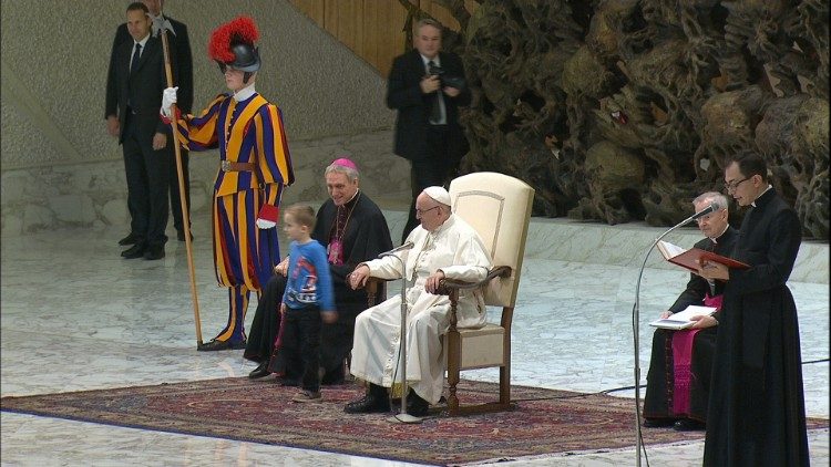20181128 The Argentine boy was particularly greeted by Francis (4)