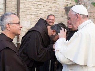 ĐTC và các Linh Mục Phanxicô (Vatican Media)
