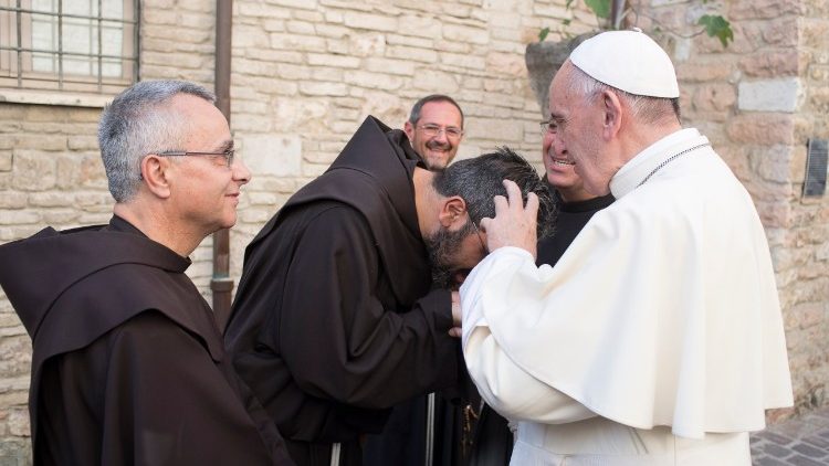 ĐTC và các Linh Mục Phanxicô (Vatican Media)