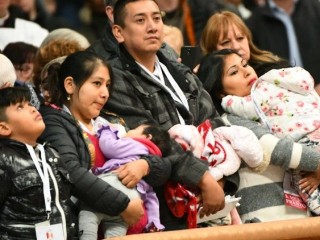 Một gia đình nghèo tham dự Thánh lễ Ngày Thế giới người nghèo tại Vatican  (AFP or licensors)