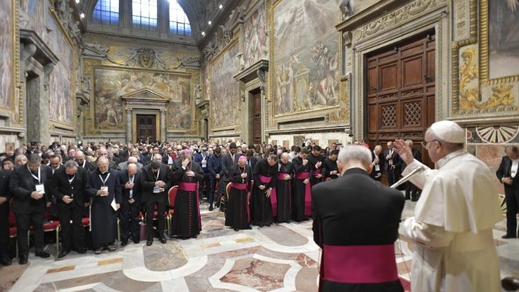 ĐTC tiếp kiến 600 vị Quản đốc các Đền Thánh (Vatican Media)
